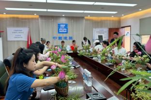 中国香港前锋潘沛轩社媒转发：国足发挥少林精神，拿到3张红牌